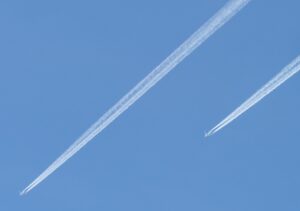 Il complotto vola in Parlamento: la legge “Cieli Blu” che vuole mandare in carcere le scie chimiche (e le leggi della fisica)