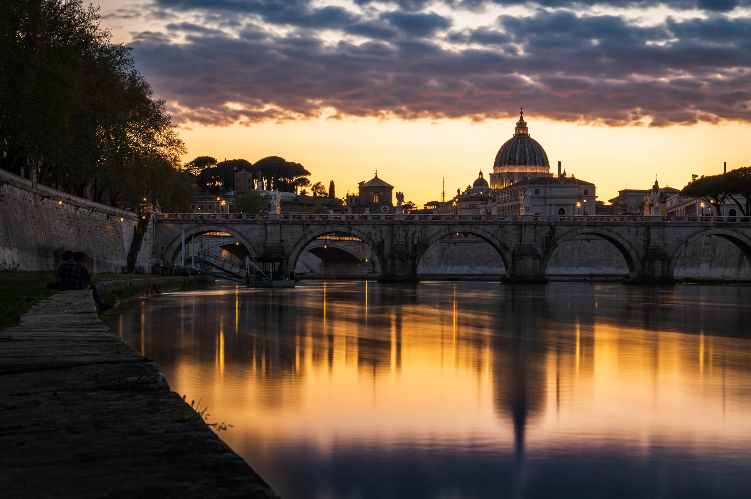 Roma – Accusato di violenza su un cronista durante il Conclave: il sacerdote-giornalista Pelayo verso il rito abbreviato