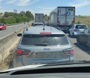 Auto in fiamme sulla Pontina, traffico rallentato in direzione Latina