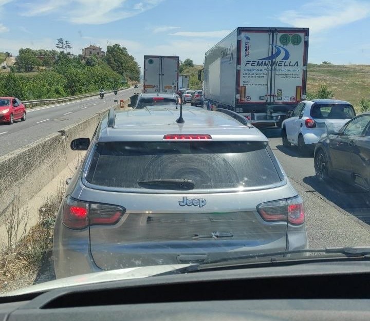 Auto in fiamme sulla Pontina, traffico rallentato in direzione Latina