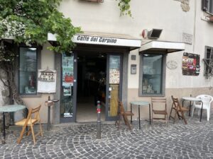 Orrore a Rocca di Papa, massacra di botte la barista de “Il Carpino” riducendola in fin di vita e si barrica in casa