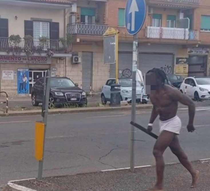 Roma – Uomo in mutande con una “lancia” nel VI Municipio: le foto fanno il giro del web, monta la rabbia dei residenti
