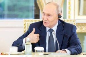 Putin: “Economia russa? Nessun collasso”. Poi cita l’Italia tra peggiori in Ue per debito pubblico