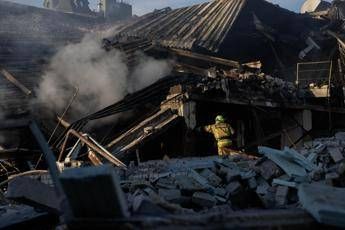 Ucraina, massiccio attacco russo nella notte: 13 morti fra cui un bambino e oltre 100 feriti, colpita Kiev