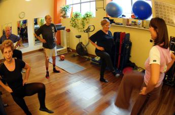 Dopo i 60 anni camminare non basta, esperti: ‘Almeno 150′ alla settimana di attività aerobica moderata o 75′ intensa’