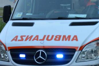Scontro frontale tra due auto nel torinese, muore 19enne