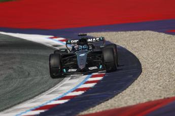 F1 – Illusione Ferrari: brusca frenata sulle Alpi, Hamilton lancia l’allarme