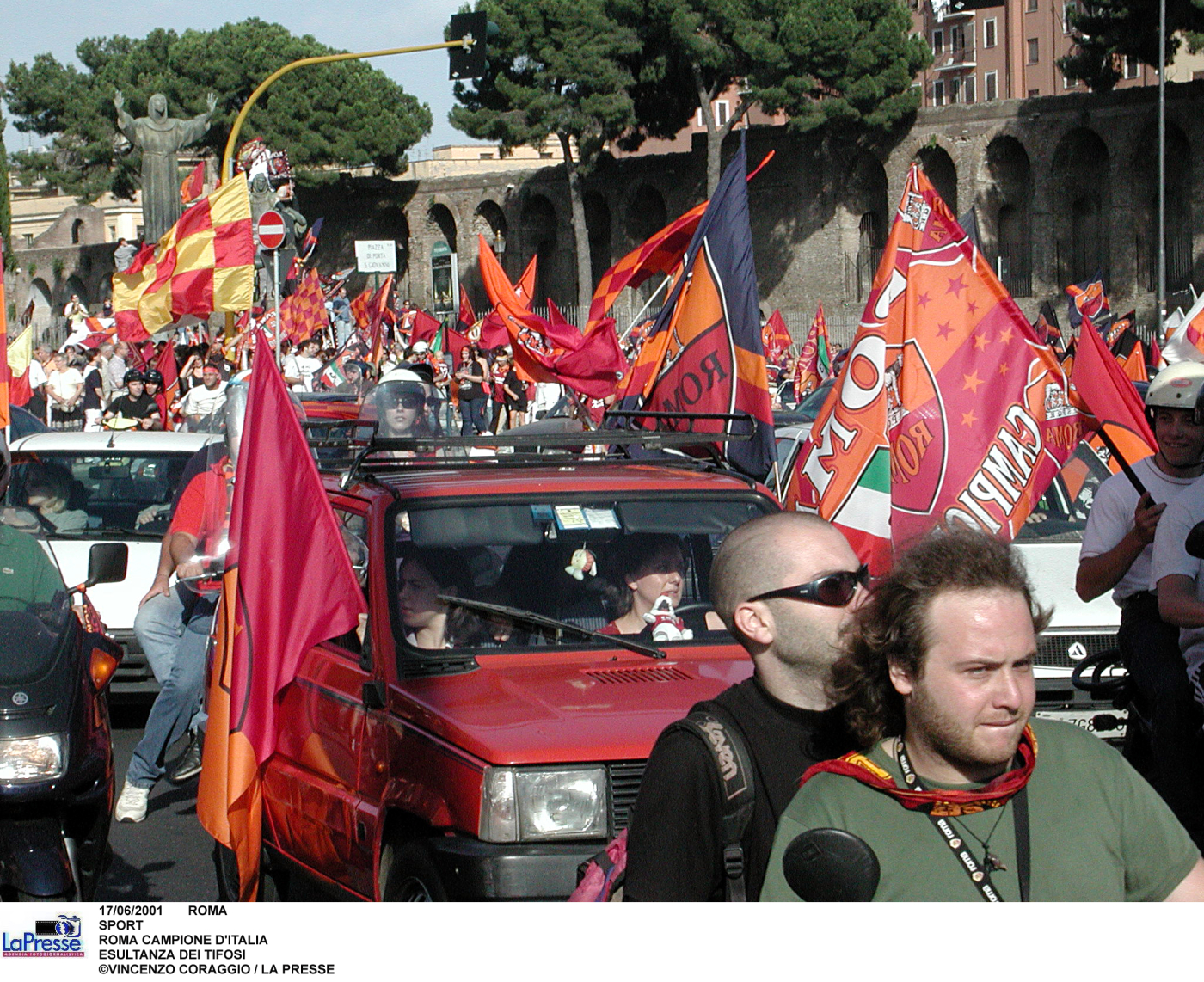 17 giugno 2001, folklore e romanismo: un quarto di secolo dall’ultimo Scudetto giallorosso, oggi