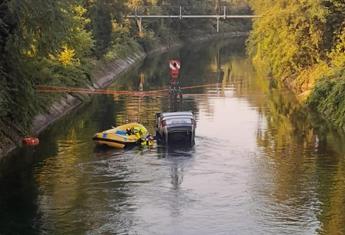 Tragedia a Senago, auto con 9 ragazzi a bordo finisce in un canale: morti tre 17enni