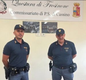 Cassino – Ragazza in stato di agitazione su una balaustra con il corpo sospeso nel vuoto, salvata da due poliziotti