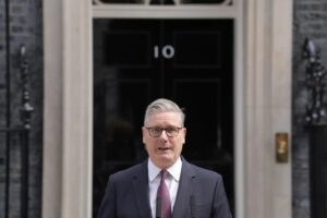 Uk, il premier Starmer annuncia le dimissioni