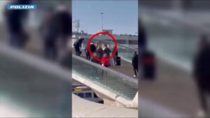 Porter abusivi, a Venezia tre arresti per estorsioni e rapine ai turisti