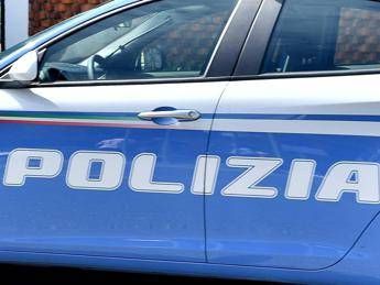 Speronano l’auto e tentano la rapina, le vittime sono poliziotti: due arresti a Napoli