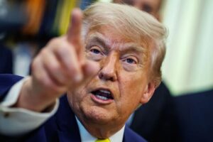 Trump “Iran ha abbattuto elicottero Apache sullo Stretto di Hormuz, risponderemo”