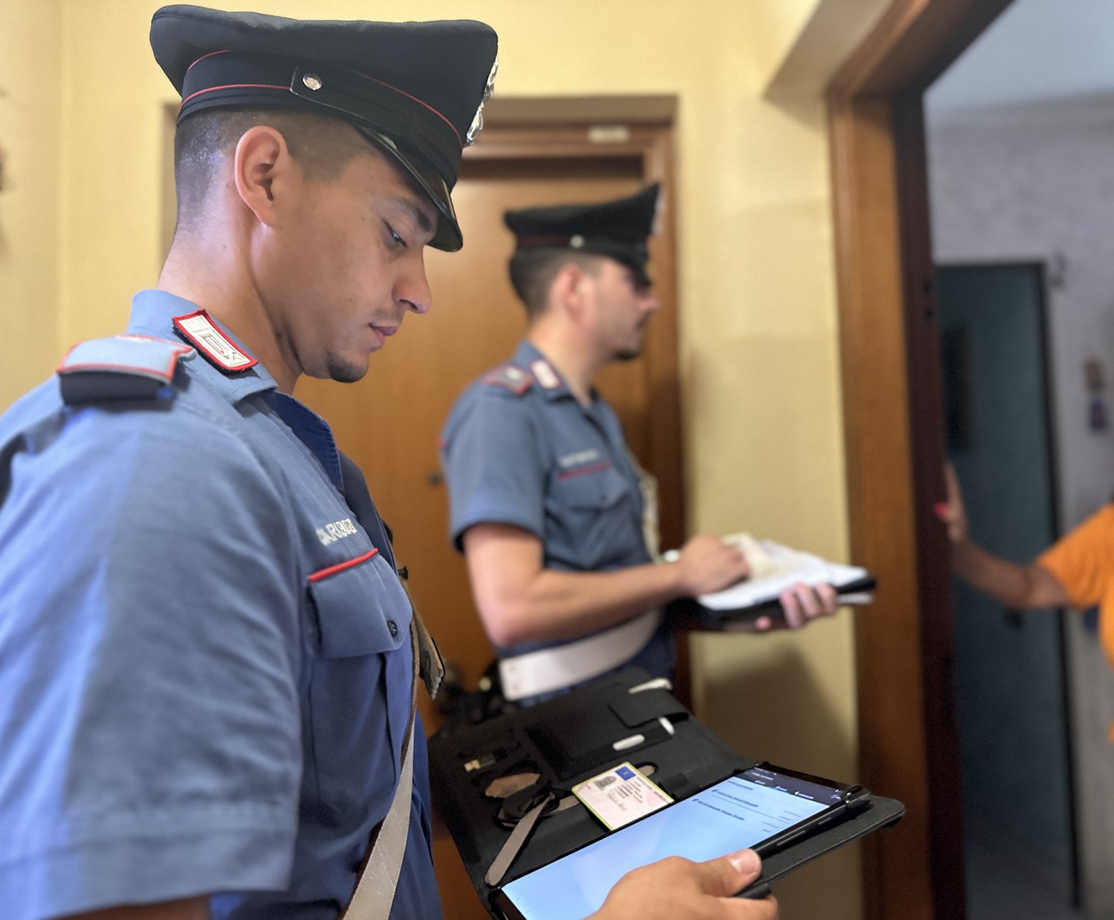 Roma – Maxi operazione dei carabinieri contro le truffe digitali: arrestate 44 persone e recuperato un milione di euro