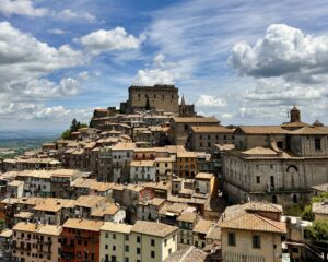 Soriano – Al Castello Orsini la mostra “È un brusio la vita”