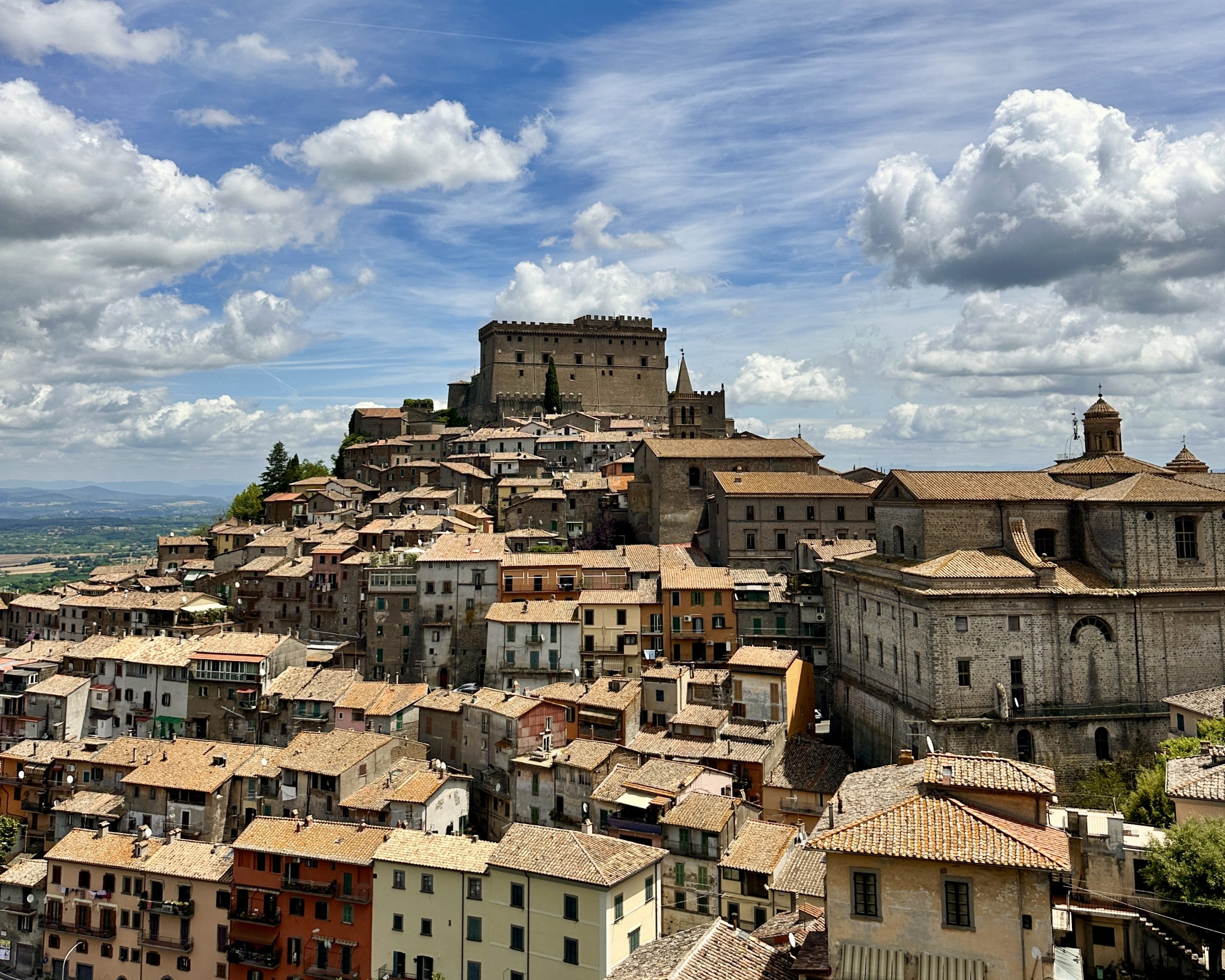 Soriano – Al Castello Orsini la mostra “È un brusio la vita”