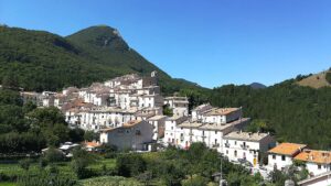 L’Aquila: nuovo appello madre adolescenti di Minturno scomparse, si cerca auto sospetta