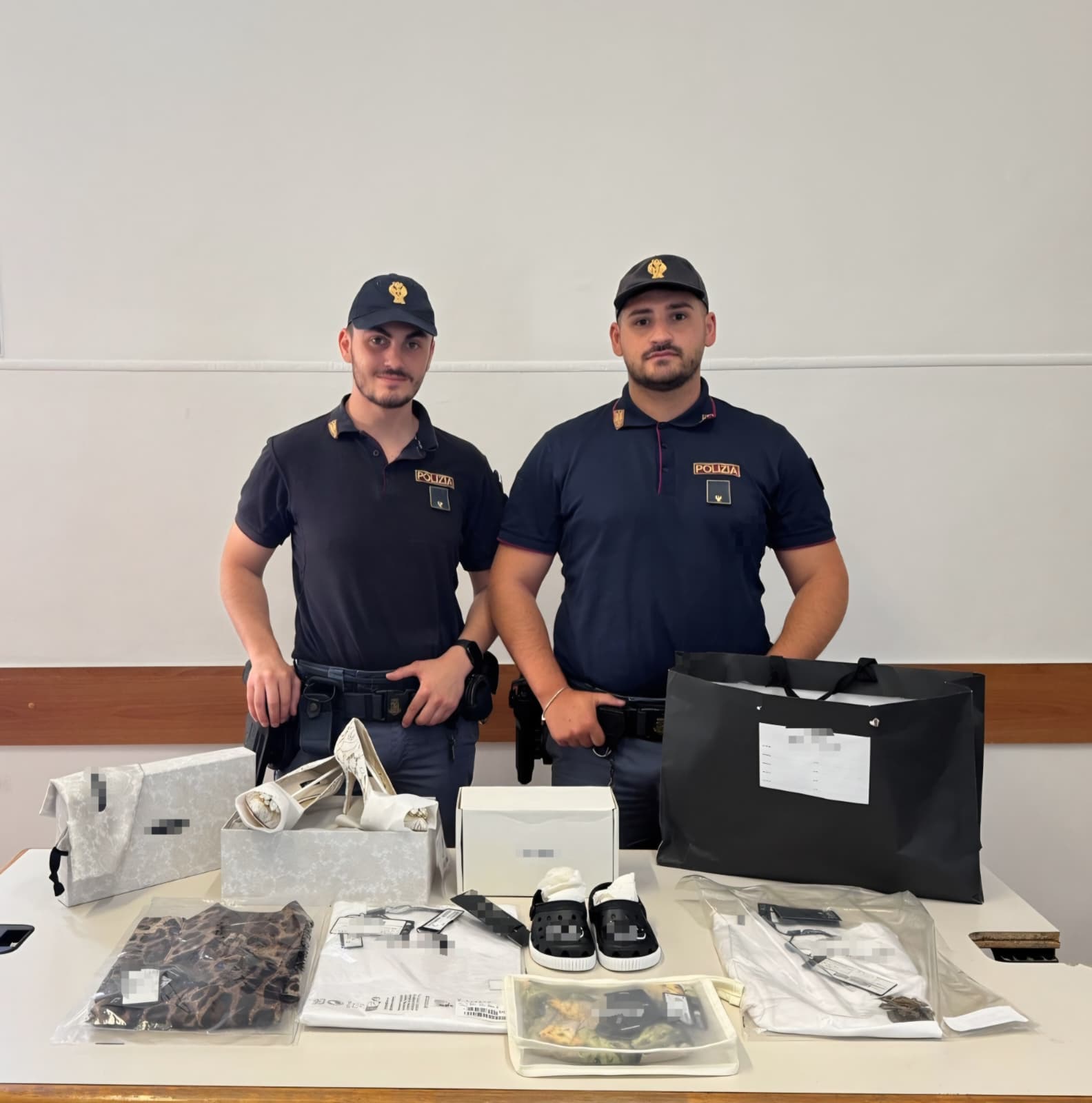 Roma – Applica un gommino sul portellone del furgone e lo svaligia mentre il corriere scende per le consegne: rubata merce griffata per 4mila euro