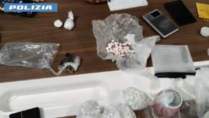 Ostia – Comignolo trasformato in deposito di droga: cinquantenne “pescava” la cocaina con una lenza di nylon (VIDEO))
