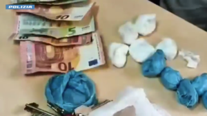 Roma: dal cassonetto-deposito ai “salottini” della droga, 9 spacciatori arrestati
