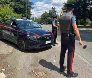 Roma – A bordo di un’auto a noleggio non si ferma all’alt dei carabinieri e fugge a folle velocità: la corsa finisce contro un marciapiede