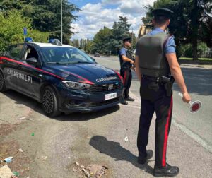 Roma – A bordo di un’auto a noleggio non si ferma all’alt dei carabinieri e fugge a folle velocità: la corsa finisce contro un marciapiede
