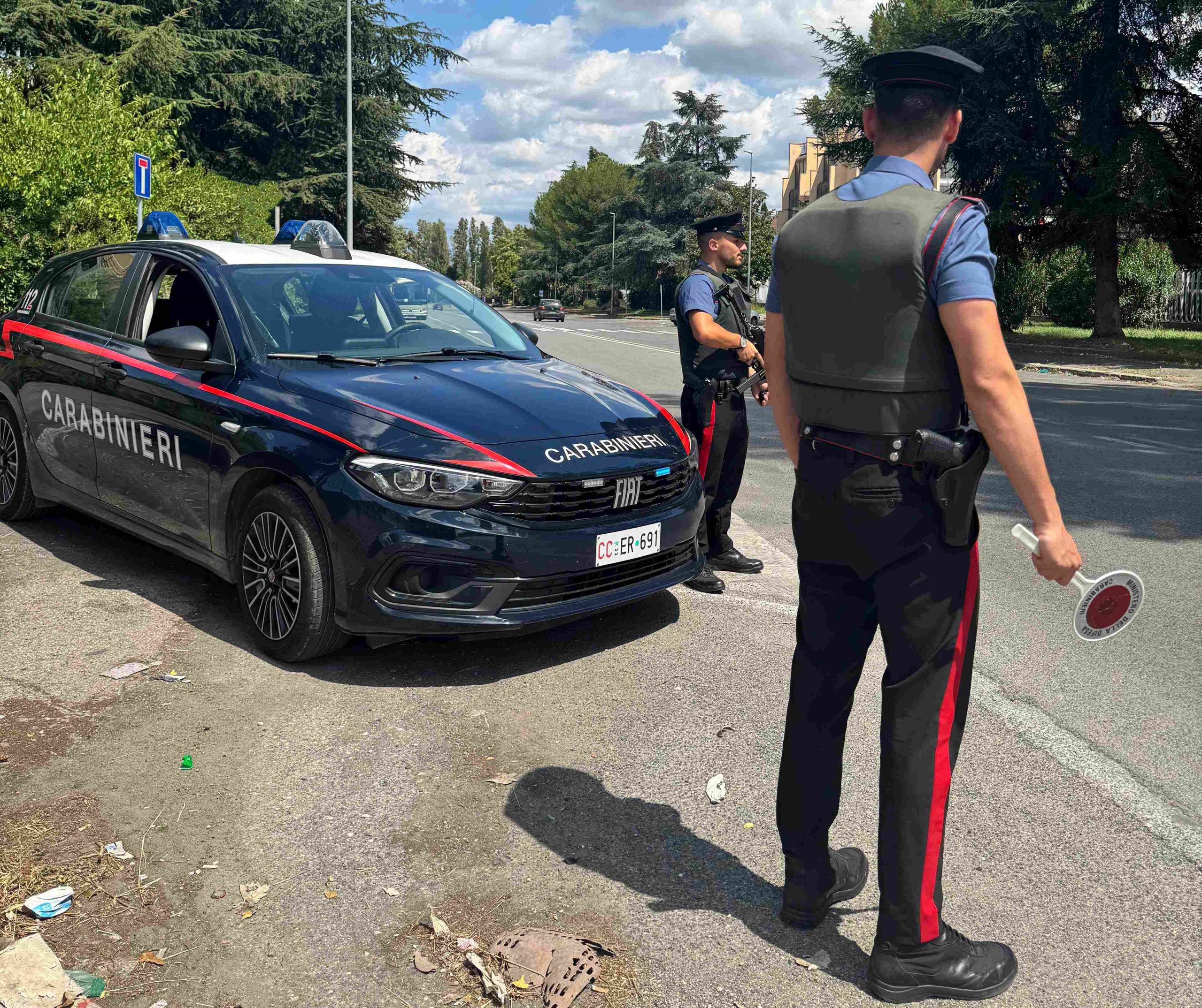 Roma – A bordo di un’auto a noleggio non si ferma all’alt dei carabinieri e fugge a folle velocità: la corsa finisce contro un marciapiede