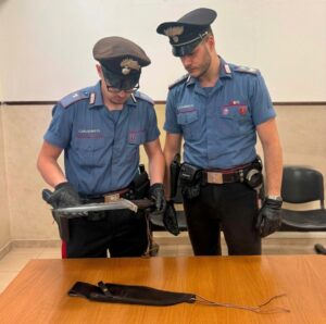Ostia – A piedi su via Ostiense in tuta mimetica e armato di coltello lungo 50 cm: arrestato sessantottenne