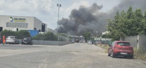 Latina – Incendio nel centro raccolta rifiuti Del Prete: fiamme nella zona industriale, vigili del fuoco all’opera, nessun ferito