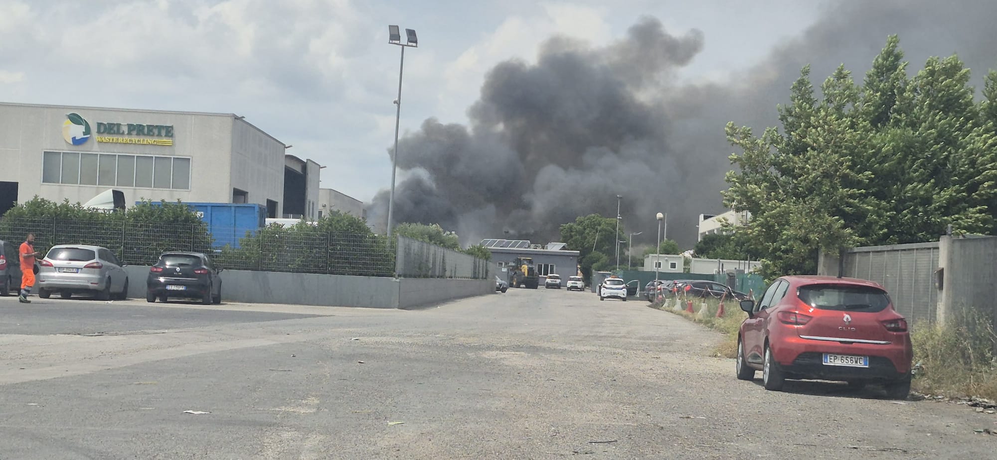 Latina – Incendio nel centro raccolta rifiuti Del Prete: fiamme nella zona industriale, vigili del fuoco all’opera, nessun ferito