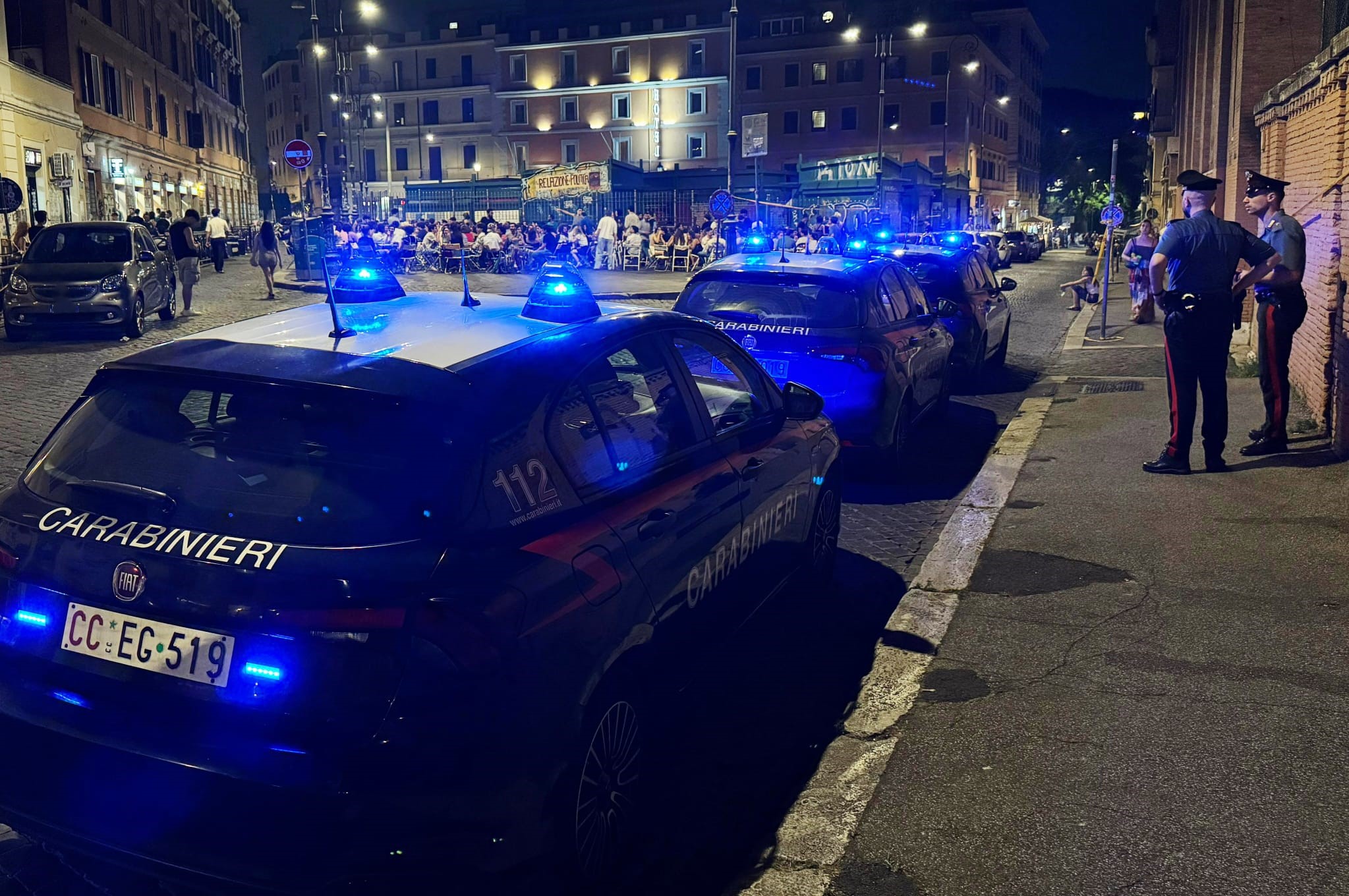 Roma – Si avvicina con la scusa di una sigaretta e poi prende a schiaffi un coetaneo rubandogli l’intero pacchetto: minorenne denunciato per rapina