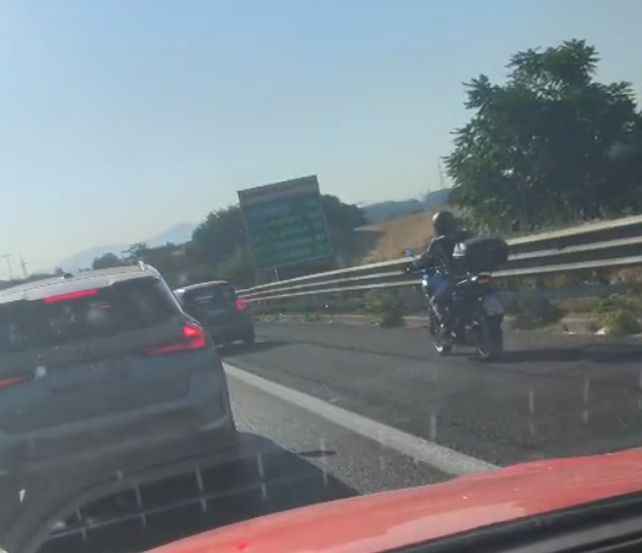 Roma – GRA, la corsia di emergenza trasformata in corsia di sorpasso: «Ormai è la normalità» (FOTO)