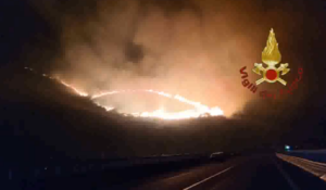 Inferno di fuoco sulla Salaria: fiamme fuori controllo, famiglie evacuate e strada chiusa (FOTO)