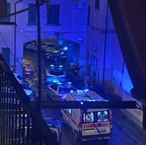 Viterbo – San Faustino, intervento notturno di polizia, carabinieri e 118. Residenti esasperati: “Ogni notte passa insonne qui”