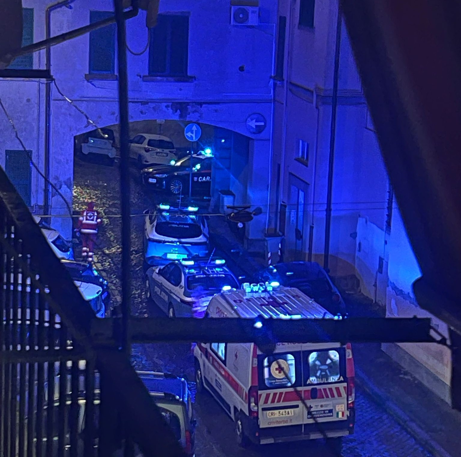 Viterbo – San Faustino, intervento notturno di polizia, carabinieri e 118. Residenti esasperati: “Ogni notte passa insonne qui”