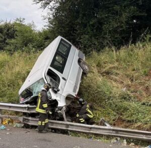 Roma – Incidente mortale sull’A1: un morto e due feriti gravi, traffico bloccato verso Napoli