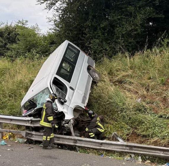 Roma – Incidente mortale sull’A1: un morto e due feriti gravi, traffico bloccato verso Napoli