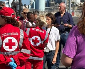 Nuovo sbarco a Civitavecchia: la Humanity 1 porta in porto 47 migranti, tra loro anche neonati e minori non accompagnati