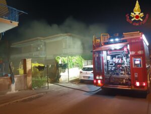 Ladispoli – Fiamme divorano un negozio in via Taranto, scatta l’evacuazione