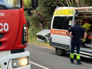 Tarquinia – Brutto incidente all’incrocio del Lido, auto finisce nella cunetta