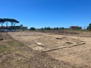 Tarquinia Lido – Alle Saline affiorano resti di strutture e sepolture romane, potrebbero essere collegate all’antico porto (FOTO)