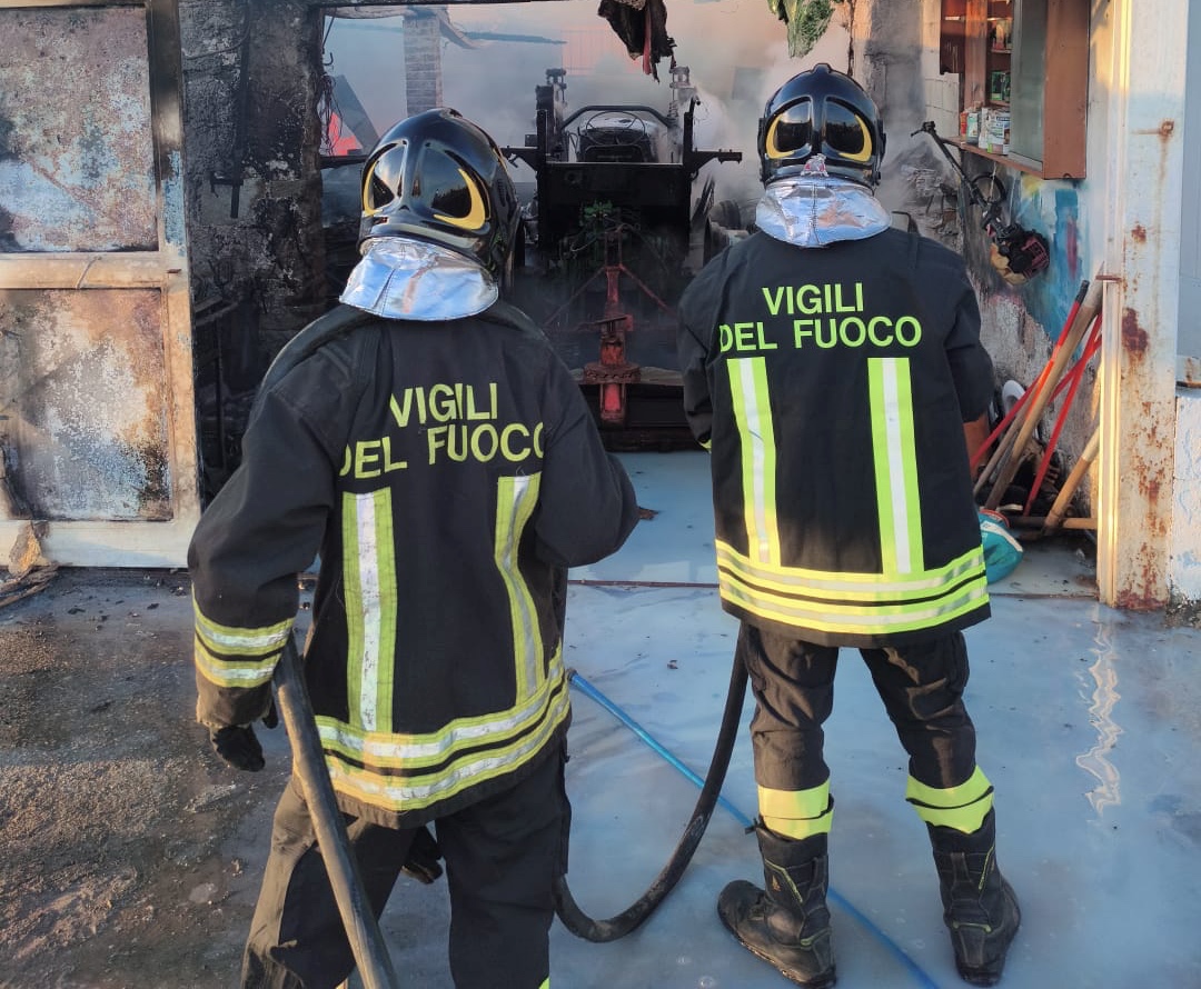 Fregene – Incendio all’alba in uno stabilimento balneare, indagini in corso (FOTO)