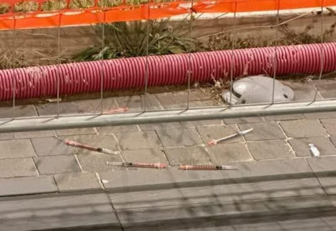 Siringhe alla Marina, scoppia il caso – Giammusso: “Civitavecchia sprofonda nel degrado”