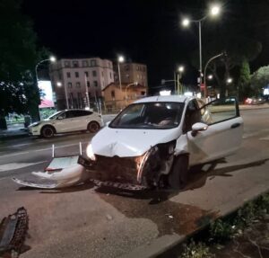 Viterbo – Paura nella notte in viale Trento: auto finisce sul marciapiede e abbatte segnaletica e cartellone