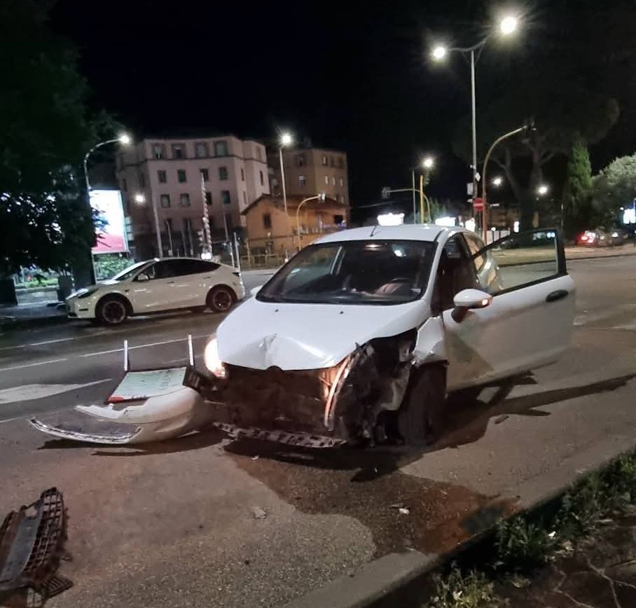 Viterbo – Paura nella notte in viale Trento: auto finisce sul marciapiede e abbatte segnaletica e cartellone
