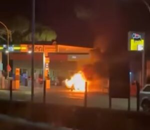 Viterbo – Incidente nella notte a pochi metri dalla stazione Porta Romana: minicar prende fuoco accanto a un distributore
