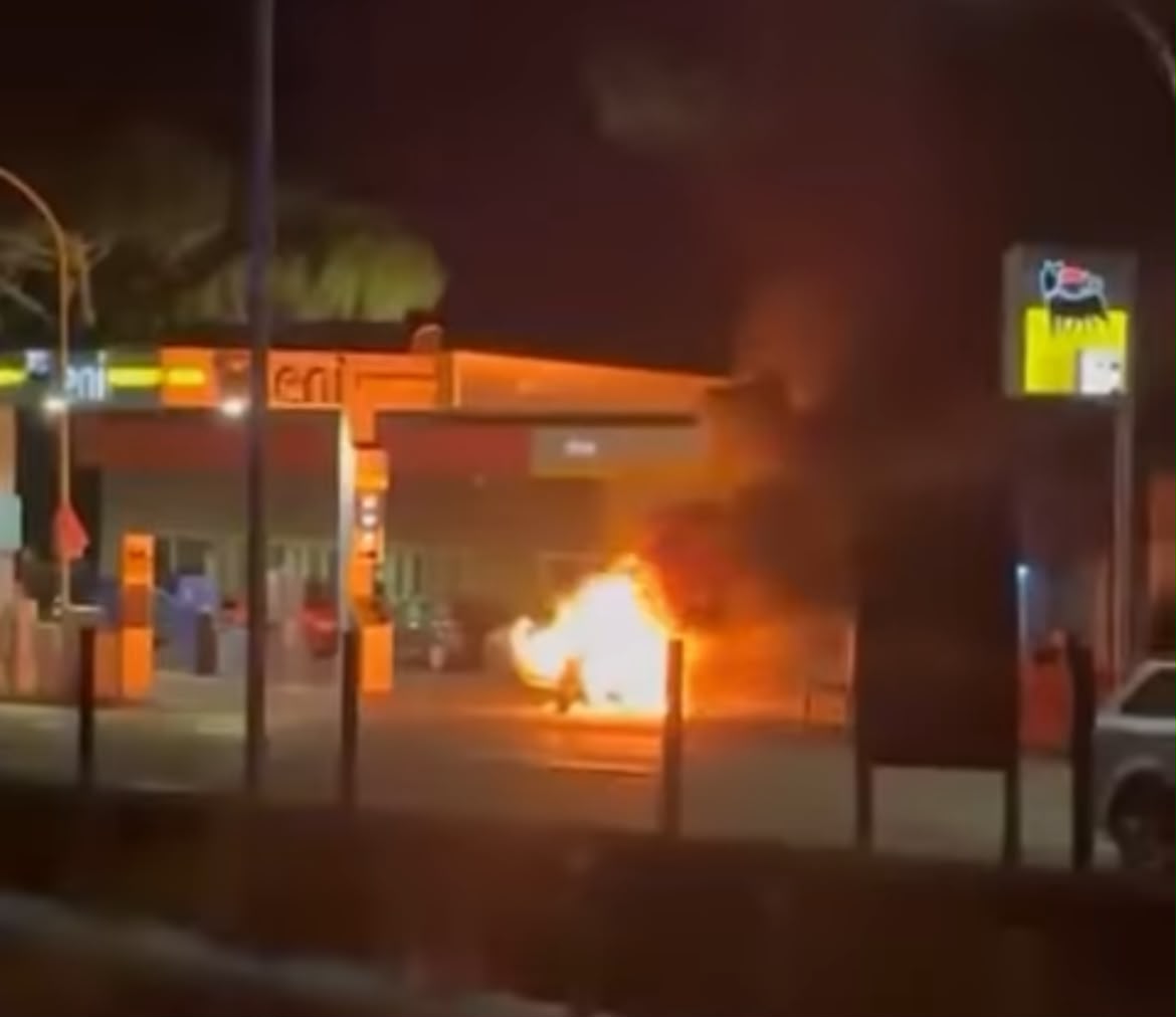 Viterbo – Incidente nella notte a pochi metri dalla stazione Porta Romana: minicar prende fuoco accanto a un distributore