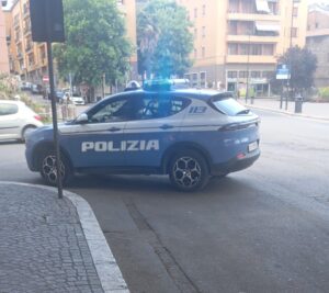 Viterbo – Allarme al Sacrario: auto sfondata a pietrate in pieno giorno (VIDEO e FOTO)