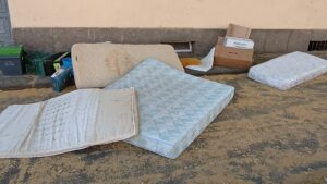 Viterbo – Degrado in viale Raniero Capocci, materassi e rifiuti abbandonati a ridosso delle mura (FOTO)